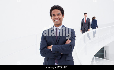 Ritratto di imprenditore sorridente sulla passerella elevata Foto Stock