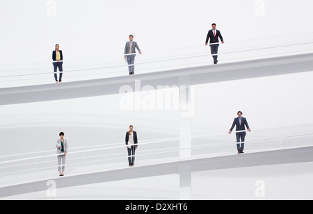 Ritratto di gente di affari a ringhiera di passerelle elevate Foto Stock