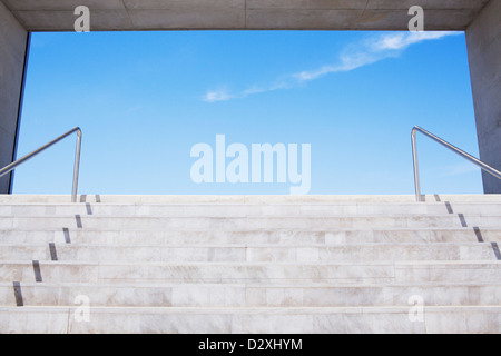 Passi concreti che conduce al cielo blu Foto Stock