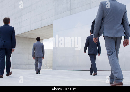 Imprenditori a piedi verso il centro culturale Foto Stock