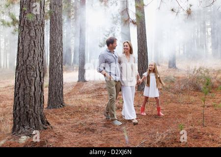 La famiglia felice passeggiate nei boschi Foto Stock