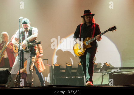 Flautista e cantante Ian Anderson dei Jethro Tull fama, con il suo chitarrista Florian Ophale e il bassista David Goodier sul palco, 2012 Foto Stock