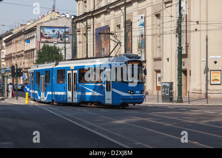 Il tram nel centro di Cracovia in Polonia Foto Stock