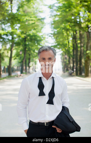 Ritratto di ben vestito uomo nel parco Foto Stock