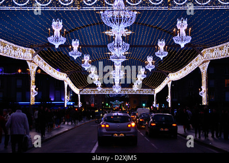 Città illuminata durante le feste di Natale, traffico di notte nel centro della città di Laval (Mayenne, Francia). Foto Stock