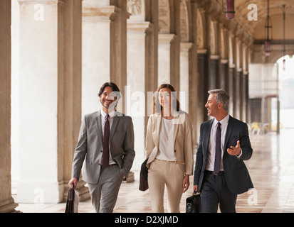 Business sorridente gente camminare lungo il corridoio Foto Stock