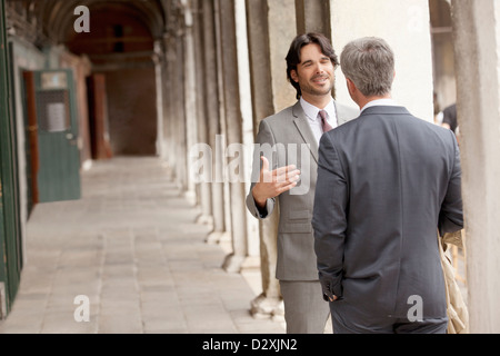 Imprenditori parlano in corridoio Foto Stock