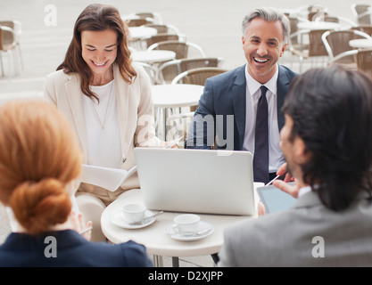 Ridere la gente di affari incontro al cafè sul marciapiede Foto Stock