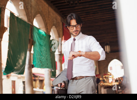 Imprenditore controllo orologio da polso in mercato all'aperto Foto Stock