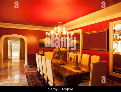 Lampadario sopra un tavolo da pranzo nella lussuosa sala da pranzo Foto Stock