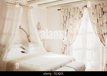 Letto matrimoniale con baldacchino nella camera da letto di lusso Foto Stock