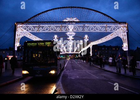 Città illuminata durante le feste di Natale, traffico di notte nel centro della città di Laval (Mayenne, Francia). Foto Stock