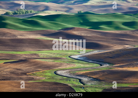 Vista aerea del fiume avvolgimento attraverso il paesaggio Foto Stock