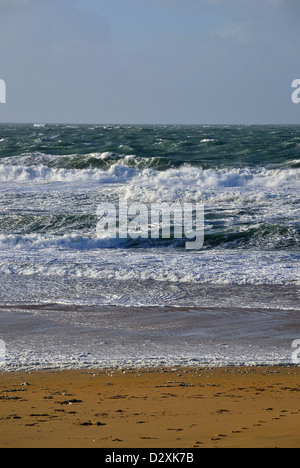 Rising Tide, Port Blanc Beach sulla costa selvaggia della penisola di Quiberon (Brittany, Francia). Foto Stock