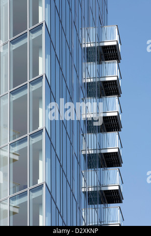 Greenwich Creekside, Londra, Regno Unito. Architetto: scudiero + Partner, 2012. Dettaglio della facciata con balconi sporgenti. Foto Stock
