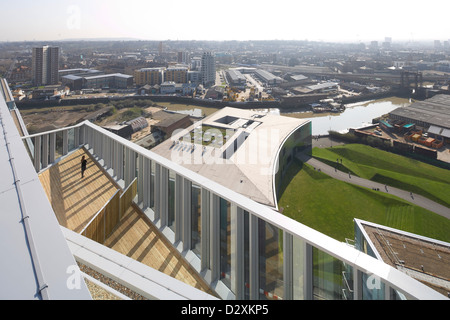 Greenwich Creekside, Londra, Regno Unito. Architetto: scudiero + Partner, 2012. Communal terrazza sul tetto con paesaggio. Foto Stock