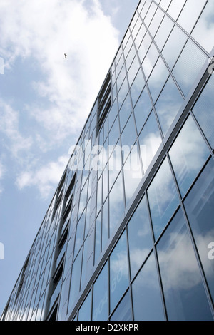 Greenwich Creekside, Londra, Regno Unito. Architetto: scudiero + Partner, 2012. Il pannello di vetro facciata con sky riflessione. Foto Stock