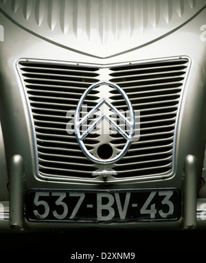 1950 Citroen 2CV griglia e badge, studio fotografico Foto Stock