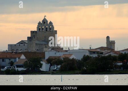 Sunrise oltre c9th chiesa fortificata o Eglise de Notre-Dame-de-la-Mer Les Saintes-Maries-de-la-Mer Camargue Provenza Francia Foto Stock