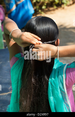 Rurale villaggio indiano ragazza lei da intreccio capelli lunghi. Andhra Pradesh, India Foto Stock