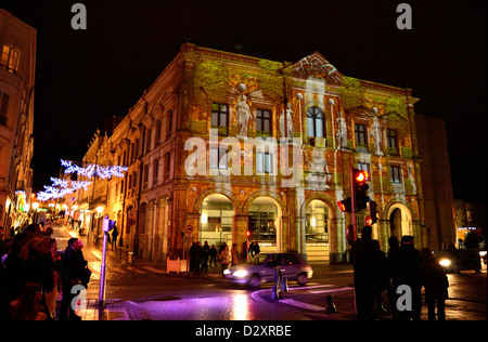 Città illuminata durante il Natale, molte persone a notte nel centro della città di Laval, la proiezione di immagini. Foto Stock