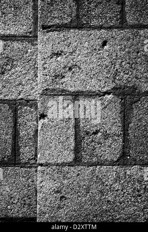 Fori di proiettile in una parete. Danneggiamento di un edificio in pietra in Oradour-sur-Glane villaggio francese. Foto Stock