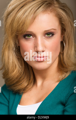 Ragazza adolescente in un studio dannoso, Stowe Vermont, USA Foto Stock