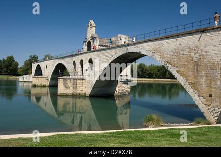 Antica pietra PONT SAINT BENEZET BRIDGE Rhone river Avignon Vaucluse Francia Foto Stock