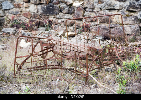 Il 10 giugno 1944 la SS Panzer Division Das Reich, distrutto il villaggio francese Oradour-sur-Glane. Interni le rovine di rusty bed Foto Stock