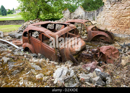 Thr ruderi di due vetture che sono andati completamente arrugginita presso il villaggio destroyedFrench Oradour-sur-Glane. Foto Stock