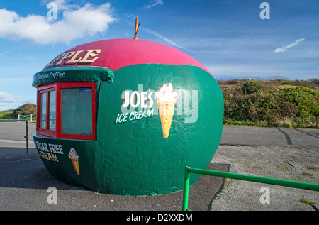 Il verde e il rosso Gelateria parlor dipinta come una mela in Mumbles vicino a Swansea nel Galles del Sud, di proprietà di Joe's Ice Cream Foto Stock