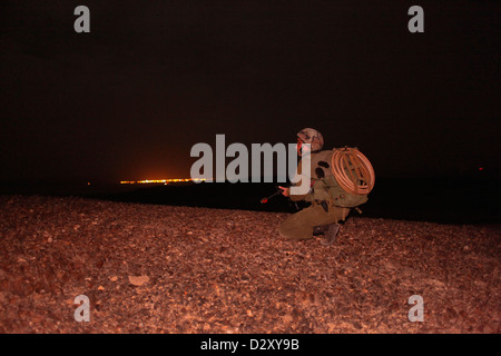 Una soldato israeliana dal Battaglione di intelligenza del campo Eitam del 727th del corpo della raccolta di intelligenza di combattimento durante l'addestramento avanzato di notte vicino al confine con l'Egitto nel deserto meridionale di Negev Israele Foto Stock