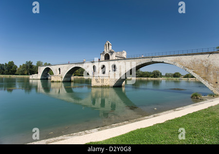 Antica pietra PONT SAINT BENEZET BRIDGE Rhone river Avignon Vaucluse Francia Foto Stock