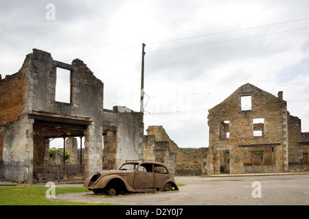 Il villaggio francese Oradour-sur-Glane. Esso è stato conservato in uno stato di rovina, edifici e auto visto qui distrutto da un incendio. Foto Stock