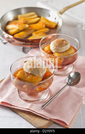 Banana Foster con gelato dessert americano Foto Stock