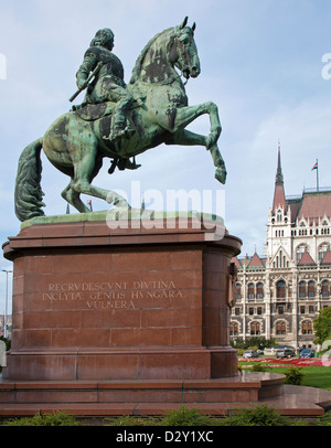 Budapest - BRONZO - monumento equestre di Ferenc II Rakoczi, principe di Transilvania davanti al Parlamento Foto Stock