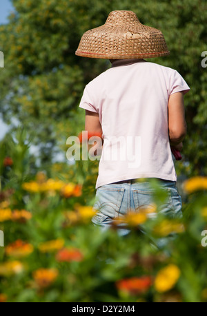 Donna cinese indossando asiatici conica hat, sedge hat, riso hat, paddy hat, giardinaggio presso le rovine di Saint Paul Cathedral, Macao Foto Stock