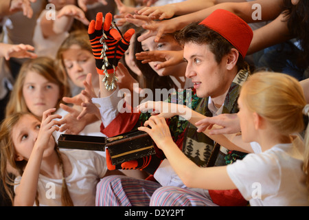 Prove per una scuola produzione di Oliver a Pâté Grammar School di Cheltenham, Gloucestershire REGNO UNITO Foto Stock