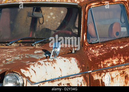 Ford Anglia famiglia autovettura ruggine nel cantiere di scarto - guida a sinistra del modello. Foto Stock