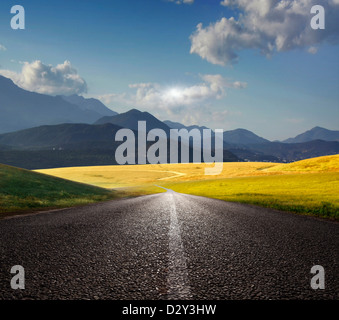 Country Road nella valle. Foto Stock