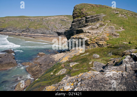 Vista dal nord dal punto di grifoni, Cornwall, a breve distanza a sud di Mawgan Porth con Beacon Cove e Beryl del punto al di là di Foto Stock