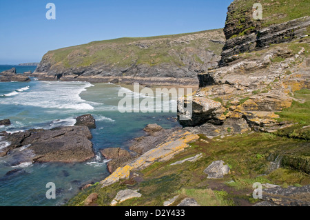 Vista dal nord dal punto di grifoni, Cornwall, a breve distanza a sud di Mawgan Porth con Beacon Cove e Beryl del punto al di là di Foto Stock