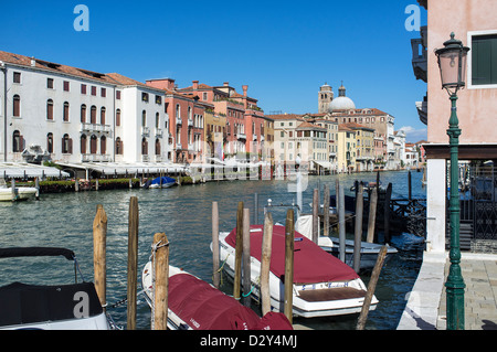 Barche ormeggiate sul Canal Grande a Venezia Ilaly Foto Stock