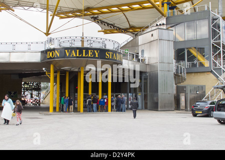 Don Valley Stadium Sheffield South Yorkshire, Inghilterra, Regno Unito - soccer fans seduti e guardare il gioco Foto Stock