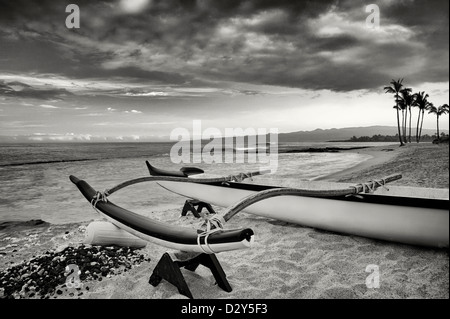 Canoa Outrigger sulla Kohala Coast a sunrise. La Big Island delle Hawaii. Foto Stock