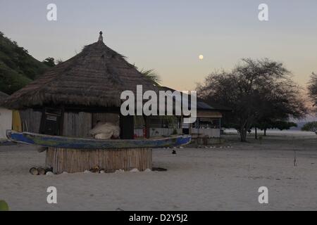 Febbraio 4, 2013 - Flores, Indonesia - Febbraio 04, 2013 - Isola di Komodo, Flores, Indonesia ; foto scattata Gennaio 26, 2013 - Tramonto di Kanawa isola sul Parco Nazionale di Komodo in Flores, Indonesia. L'Indonesia era indirizzato a 9 milioni di turisti stranieri si è recato in Indonesia. (Credito Immagine: © Sijori Immagini/ZUMAPRESS.com) Foto Stock