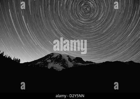 WA07196-00...WASHINGTON - notte il cielo sopra il Monte Rainier da Edith Creek bacino in Mount Rainier National Park. Foto Stock