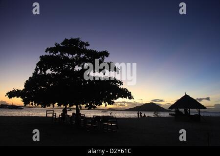 Febbraio 4, 2013 - Flores, Indonesia - Febbraio 04, 2013 - Isola di Komodo, Flores, Indonesia ; foto scattata Gennaio 26, 2013 - Tramonto di Kanawa isola sul Parco Nazionale di Komodo in Flores, Indonesia. L'Indonesia era indirizzato a 9 milioni di turisti stranieri si è recato in Indonesia. (Credito Immagine: © Sijori Immagini/ZUMAPRESS.com) Foto Stock