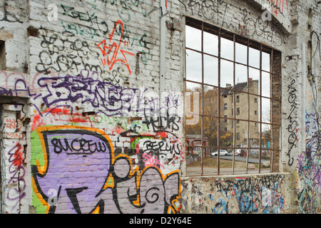 Berlino, Germania, spruzzata con graffiti parete in fabbrica con telecomando shoot thru Foto Stock