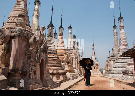 Pa-Oh guida femmina in costume tradizionale a Pagoda Tharkong, Sankar, Lago Inle, Myanmar (Birmania) Foto Stock